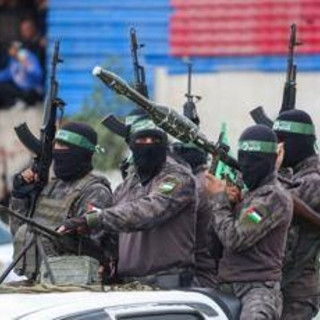 Hamas conferma: &quot;Sabato liberi 3 ostaggi&quot;. Piano Trump per Gaza, summit arabo a Riad