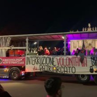 &quot;Disarmiamo il patriarcato&quot;, l'onda fucsia in piazza contro la violenza sulle donne