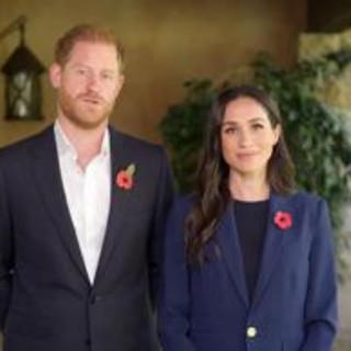 Harry e Meghan, la nuova foto dei figli Archie e Lilibet nella cartolina di Natale