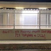 Milano, scritte sui muri contro caro biglietti per fuorisede