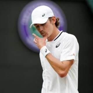 Wimbledon, De Minaur si ritira per infortunio: Djokovic in semifinale senza giocare