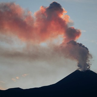 Etna in eruzione, fontane di lava e cenere. Chiuso l’aeroporto di Catania
