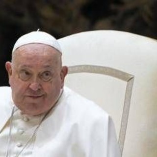 Papa Francesco, dal ginocchio all'operazione all'addome: tutti i problemi di salute