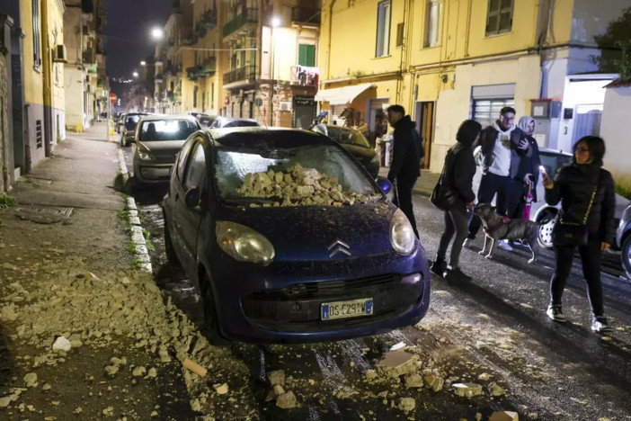 Scossa di terremoto 4.4 ai Campi Flegrei, paura e gente in strada