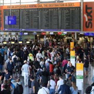 Attivisti per il clima bloccano aeroporti Francoforte e Oslo