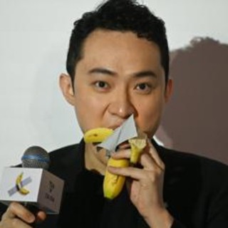 Justin Sun ha mangiato la banana di Cattelan, l'ha pagata 6,2 milioni