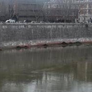 Maltempo, allerta a Roma per rischio piena Tevere: chiuse banchine