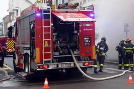 Incendio in un palazzo a Milano, 15 persone in ospedale