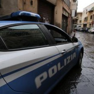 Napoli, piastra metallica cade da balcone e colpisce una donna: è grave